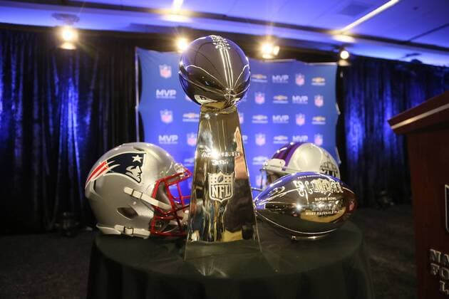Vince Lombardi Trophy und der silberne Ball des wertvollsten Spielers liegen bereit - Super Bowl XLIX Winner New England Patriots Pressekonferenz, Convention Center Phoenix