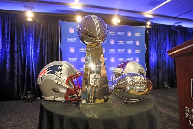 Vince Lombardi Trophy und der silberne Ball des wertvollsten Spielers liegen bereit - Super Bowl XLIX Winner New England Patriots Pressekonferenz, Convention Center Phoenix
