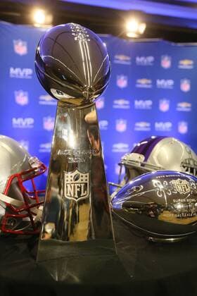 Vince Lombardi Trophy und der silberne Ball des wertvollsten Spielers liegen bereit - Super Bowl XLIX Winner New England Patriots Pressekonferenz, Convention Center Phoenix