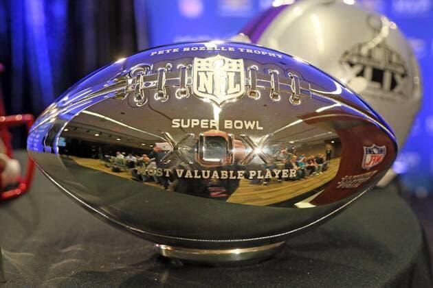 Vince Lombardi Trophy und der silberne Ball des wertvollsten Spielers liegen bereit - Super Bowl XLIX Winner New England Patriots Pressekonferenz, Convention Center Phoenix