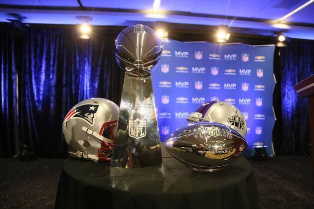 Vince Lombardi Trophy und der silberne Ball des wertvollsten Spielers liegen bereit - Super Bowl XLIX Winner New England Patriots Pressekonferenz, Convention Center Phoenix