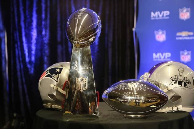 Vince Lombardi Trophy und der silberne Ball des wertvollsten Spielers liegen bereit - Super Bowl XLIX Winner New England Patriots Pressekonferenz, Convention Center Phoenix