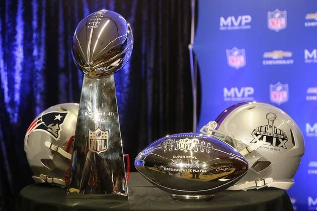 Vince Lombardi Trophy und der silberne Ball des wertvollsten Spielers liegen bereit - Super Bowl XLIX Winner New England Patriots Pressekonferenz, Convention Center Phoenix