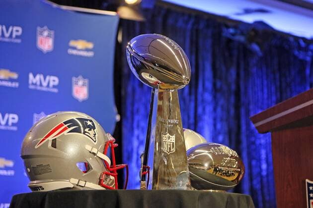 Vince Lombardi Trophy und der silberne Ball des wertvollsten Spielers liegen bereit - Super Bowl XLIX Winner New England Patriots Pressekonferenz, Convention Center Phoenix