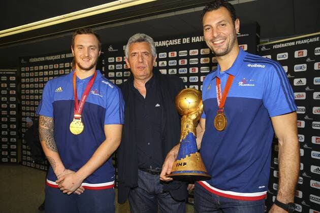 Xavier Barachet Claude Onesta ( Entraineur selectionneur ) Jerome Fernandez avec coupe Handball Weltmeister Frankreich am Flughafen - 02 02 2015 GwendolineLeGoffx 
