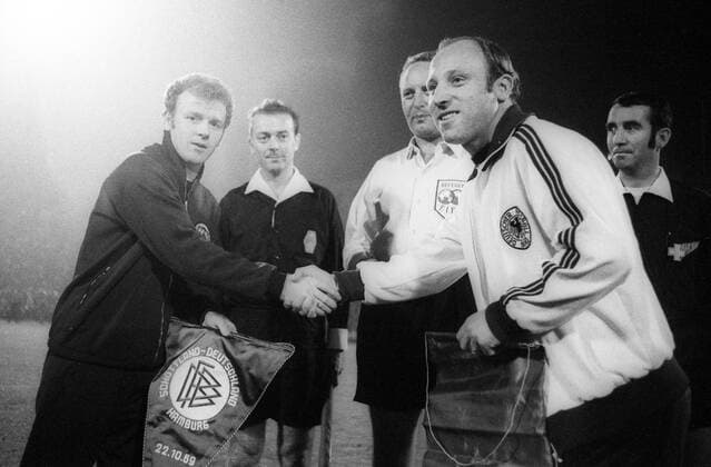 WM-Qualifikation, BR Deutschland - Schottland in Hamburg: Die Kapitäne Billy Bremner (li., Schottland) und Uwe Seeler (BRD) begrüßen sich