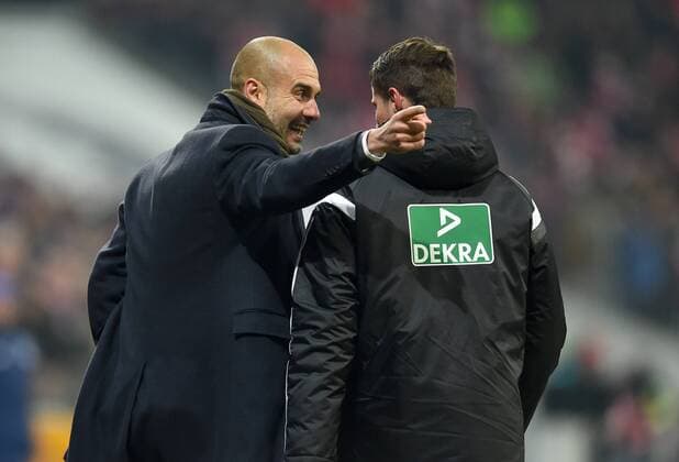 FUSSBALL 1. BUNDESLIGA SAISON 2014 2015 19. SPIELTAG FC Bayern Muenchen - FC Schalke 04 03.02.2015 Grantelt mit den vierten Offiziellen Robert Kempter (re) und laesst sich doch zu einer Umarmung hinreissen: Trainer Pep Guardiola (FC Bayern Muenchen) 