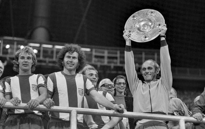 Fußball, FC Bayern München, Deutscher Meister 1972 FUSSBALL 1. BUNDESLIGA SAISON 1971 1972 34. Spieltag FC Bayern MÜNCHEN - Schalke 04 28.06.1972 Rainer Zobel, Paul Breitner und Trainer Udo Lattek (v.l., alle FC Bayern MÜNCHEN) jubeln mit der Meisterschale FOTO (C): WEREK Pressebildagentur