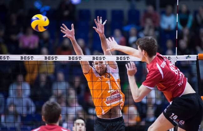 Berlin, Deutschland, 04.02.2015: Volleyball Bundesliga Saison 2014 2015 - BR Volleys - TV Rottenburg. Tom Strohbach (Rottenburg 10) gegen den Block aus Scott Joseph Touzinsky (BR Volleys 1)