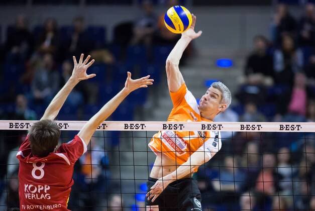 Berlin, Deutschland, 04.02.2015: Volleyball Bundesliga Saison 2014 2015 - BR Volleys - TV Rottenburg. Rob Bontje (BR Volleys 17) gegen den Block aus Felix Isaak (Rottenburg 8)