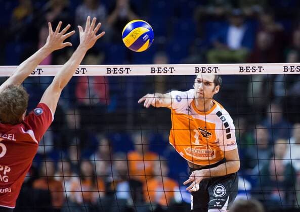 Berlin, Deutschland, 04.02.2015: Volleyball Bundesliga Saison 2014 2015 - BR Volleys - TV Rottenburg. Scott Joseph Touzinsky (BR Volleys 1) gegen den Block aus Friedrich Nagel (Rottenburg 6)