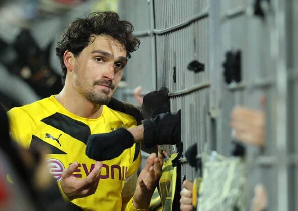 Mats HUMMELS, BVB 15 diskutiert mit den Fans Emotionen, enttaeuscht, Enttaeuschung, Frust, frustriert, Trauer ,traurig, verzweifelt, Verzweiflung Fussball 1. Bundesliga , Dortmund, am 04.02.2015 BORUSSIA DORTMUND - FC AUGSBURG 19.Spieltag, Liga1, Spieltag13, Liga01, 1.Liga BVB, Saison 2014 2015