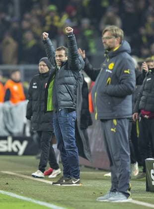 Dortmund, 04.02.2015, Signal-Iduna-Park Trainer Markus Weinzierl (FCA) jubelt im Hintergrund -Trainer Jürgen Klopp (BvB) enttäuscht Borussia Dortmund - FC Augsburg