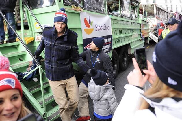 February 4, 2015 - Boston, Massachusetts, U.S. - New England Patriots quarterback Tom Brady (12) gets of a duck boat with son Benjamin at the end of a parade held in Boston to celebrate the team s victory in Super Bowl XLIX. NFL American Football Herren USA 2015: Patriots Super Bowl Parade FEB 04 - ZUMAc04_