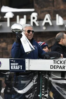 February 4, 2015 - Boston, Massachusetts, U.S. - New England Patriots owner Robert Kraft rides on the back of a truck during a parade held in Boston to celebrate the team s victory in Super Bowl XLIX. NFL American Football Herren USA 2015: Patriots Super Bowl Parade FEB 04 - ZUMAc04_