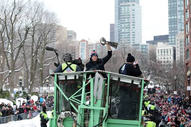 February 4, 2015: Tom Brady lifts the Pete Rozelle trophy as the parade makes its way up Beacon Street past the Boston Common. The New England Patriots paraded through the streets of Boston to celebrate their Super Bowl victory. NFL American Football Herren USA FEB 04 Patriots Super Bowl Victory Parade Icon482150204003 EDITORIAL USE ONLY