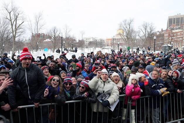 February 4, 2015: Fans line up in front of the Boston Common and State House. The New England Patriots paraded through the streets of Boston to celebrate their Super Bowl victory. NFL American Football Herren USA FEB 04 Patriots Super Bowl Victory Parade Icon482150204009 EDITORIAL USE ONLY