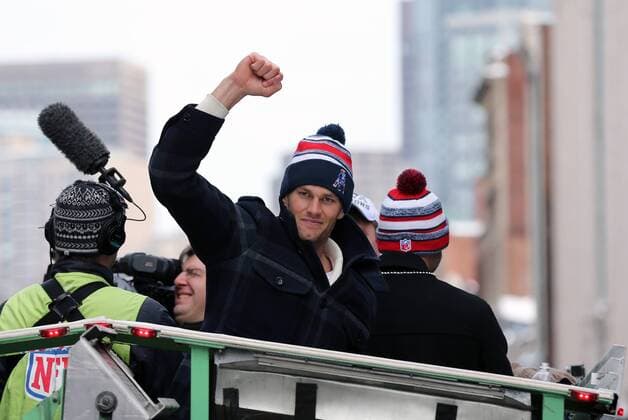 February 4, 2015: Tom Brady gives the crowd a fist pump. The New England Patriots paraded through the streets of Boston to celebrate their Super Bowl victory. NFL American Football Herren USA FEB 04 Patriots Super Bowl Victory Parade Icon482150204031 EDITORIAL USE ONLY