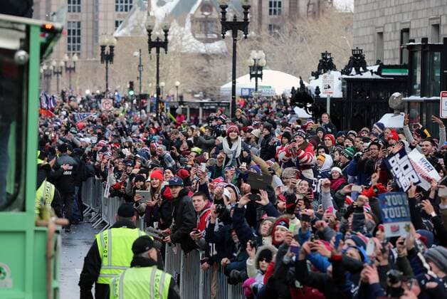 February 4, 2015: Fans wait for a glimpse of Tom Brady. The New England Patriots paraded through the streets of Boston to celebrate their Super Bowl victory. NFL American Football Herren USA FEB 04 Patriots Super Bowl Victory Parade Icon482150204058 EDITORIAL USE ONLY