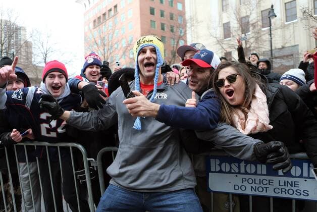 February 4, 2015: Rob Gronkowski gets down with the fans. The New England Patriots paraded through the streets of Boston to celebrate their Super Bowl victory. NFL American Football Herren USA FEB 04 Patriots Super Bowl Victory Parade Icon482150204125 EDITORIAL USE ONLY