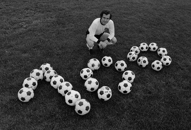 Fussball 1. Bundesliga Saison GER 1975 1976 Franz BECKENBAUER (FC Bayern München) sitzt vor Fussbällen die die Zahl 100 zeigen für sein 100. Bundesligaspiel bei Bayern München 09.06.1976 xxNOxMODELxRELEASExx