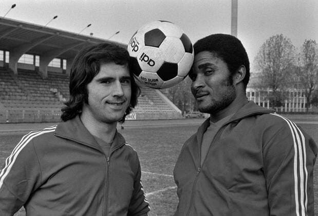 Fussball 1. Bundesliga Saison 1973 1974 Verleihung Goldener Schuh 29.10.1973 Gerd MUELLER (FC Bayern links) und EUSEBIO (rechts) balancieren einen Ball zwischen den Koepfen. xxNOxMODELxRELEASExx