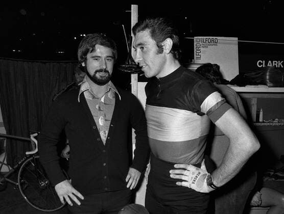 Fussball Radsport 6-Tage Rennen in München 06.11.1975 Gerd MÜLLER (FC Bayern links) und Eddy MERCKX (Belgien rechts) unterhalten sich vor dem Rennen. xxNOxMODELxRELEASExx