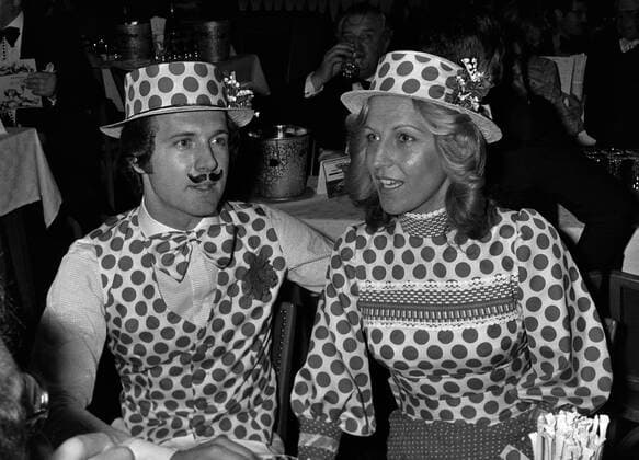 Fussball 1. Bundesliga Saison GER 1975 1976 Fasching beim FC Bayern München 17.02.1976 Franz BECKENBAUER (links) mit Ehefrau Brigitte verkleidet. xxNOxMODELxRELEASExx