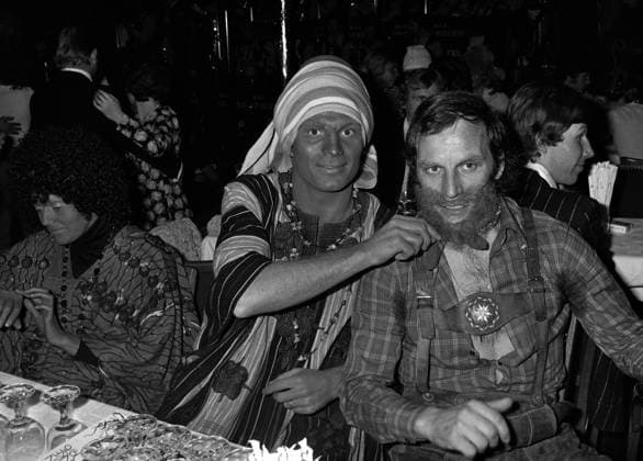 Fussball 1. Bundesliga Saison 1975 1976 Fasching beim FC Bayern Muenchen 17.02.1976 Uli HOENESS (links), Franz, Bulle, ROTH (rechts beide FC Bayern) verkleidet. xxNOxMODELxRELEASExx