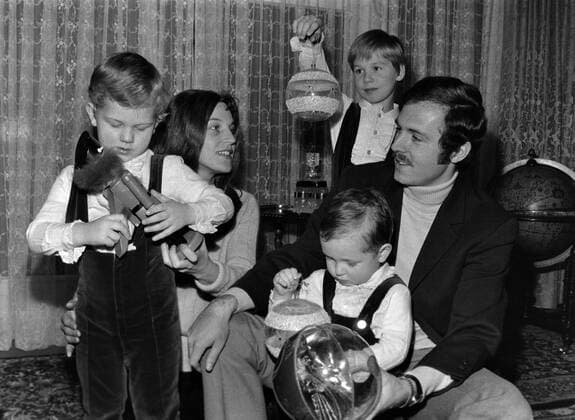 Fussball 1. Bundesliga Saison GER 1970 1971 Homestory mit Franz Beckenbauer 17.12.1970 Franz BECKENBAUER mit seiner Frau Brigitte (2. von links) und den Söhnen Stephan, Michael und Thomas. xxNOxMODELxRELEASExx