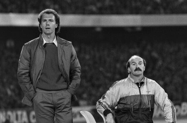 Fussball Nationalmannschaft Saison 1984 Deutschland - Schweden WM Qualifikation 1986 17.10.1984 Teamchef Franz BECKENBAUER (links) und Co Trainer Horst KÖPPEL (rechts) beobachten das Spiel. xxNOxMODELxRELEASExx