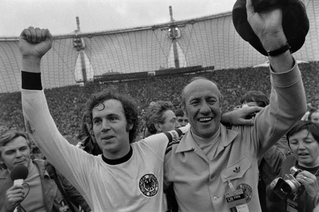 Fussball, WM 1974 Finale in München Deutschland 2-1 Holland 07.07.1974 Franz BECKENBAUER (links) jubelt mit Trainer Helmut SCHÖN (Mitte) nach dem WM-Titel. xxNOxMODELxRELEASExx