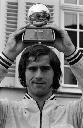 Fussball 1. Bundesliga Saison 1970 1971 Gerd MUELLER (FC Bayern) mit dem Goldenen Ball fuer den Spieler des Jahres 1971 19.06.1971 xxNOxMODELxRELEASExx