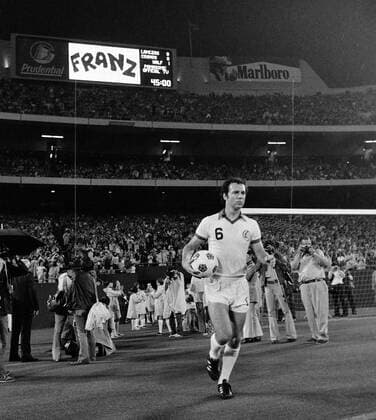 Fussball NASL Saison 1977 Cosmos New York - Rochester Lancers 24.08.1977 Franz BECKENBAUER (Cosmos) läuft in das Stadion ein. xxNOxMODELxRELEASExx