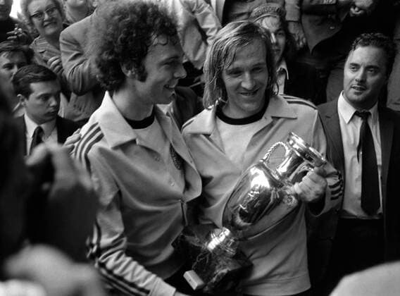 Fussball-EM 1972 Finale Deutschland - UDSSR 3:0 18.06.72 Franz BECKENBAUER (links) und Günter NETZER (rechts beide Deutschland) mit dem Pokal. xxNOxMODELxRELEASExx