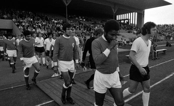 Fussball Freundschaftsspiel FC Bayern München 1. FC Nürnberg - Benfica Lissabon 22.05.1973 Franz BECKENBAUER (Bayern rechts) und EUSEBIO (Benfica links) kommen auf das Feld xxNOxMODELxRELEASExx