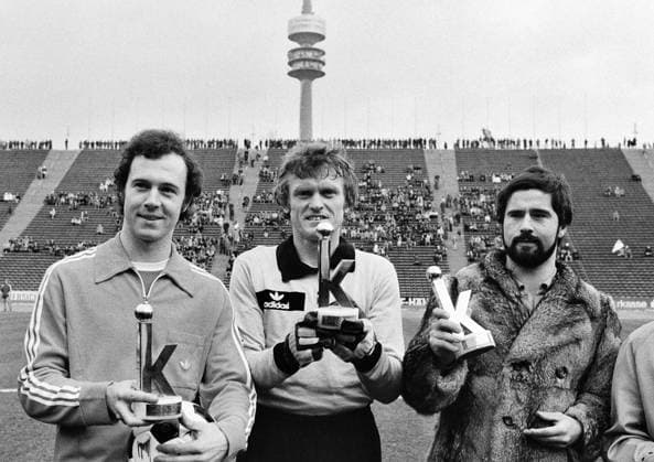 Fussball 1. Bundesliga Saison GER 1976 1977 FC Bayern München - Hertha BSC Berlin 21. Spieltag 05.02.1977 Franz BECKENBAUER (links), Torwart Sepp MAIER, Gerd MÜLLER (vlnr alle Bayern) werden vom Fussballmagazin Kicker geehrt. xxNOxMODELxRELEASExx