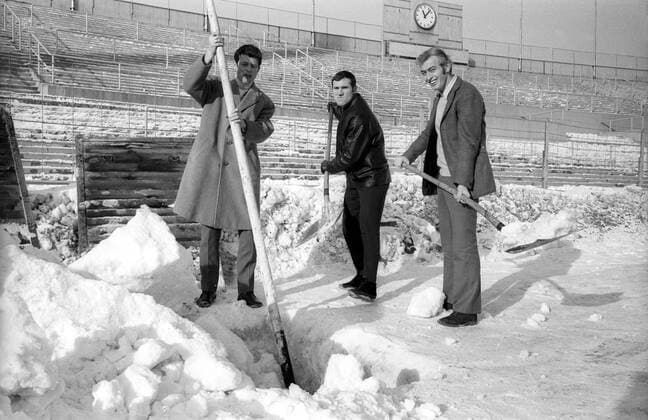 v.li.: Manfred Wagner, Horst Berg und Horst Blankenburg (alle TSV 1860 München) im verschneiten Stadion an der Grünwalder Straße