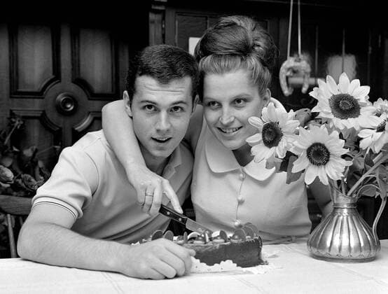 FUSSBALL Hochzeit Franz Beckenbauer (FC Bayern München) Franz BECKENBAUER (links) mit seiner Frau Brigitte anlässlich seines 21. Geburtstags und seiner Hochzeit 11.09.1966 xxNOxMODELxRELEASExx