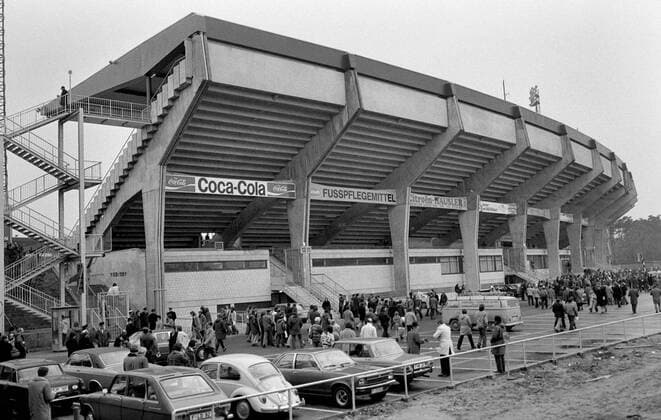 FUSSBALL 1. BUNDESLIGA SAISON 1973 1974 26. Spieltag Eintracht Frankfurt 16.03.1974 Aussenansicht einer Tribuene des Frankfurter Waldstadions. xxNOxMODELxRELEASExx