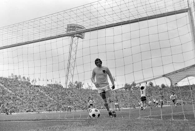 Fussball Weltmeisterschaft 1974 Finale Deutschland - Holland 07.07.1974 Torwart Jan JONGBLOED (Mitte vorn, Holland) ist enttauscht waehrend Paul BREITNER (Deutschland Nr. 3, hinten) ueber sein Tor zum 1:1 jubelt. xxNOxMODELxRELEASExx