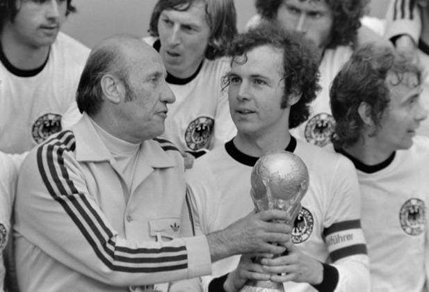 Fussball Weltmeisterschaft 1974 Finale Deutschland - Holland 07.07.1974 Deutschland ist Weltmeister; Franz BECKENBAUER (re) und Bundestrainer Helmut Schön (Mitte li) mit dem WM Pokal. xxNOxMODELxRELEASExx