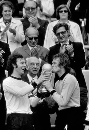 Fussball Weltmeisterschaft 1974 Finale Deutschland - Holland 07.07.1974 Deutschland ist Weltmeister; Sepp Maier (re) küsst den WM Pokal Franz Beckenbauer (li) und DFB Präsident Hermann Gössmann (Mitte hinten) xxNOxMODELxRELEASExx
