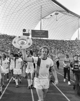 FUSSBALL 1. BUNDESLIGA SAISON 1972 1973 34. Spieltag FC Bayern Muenchen - 1. FC Koeln 09.06.1973 Johnny HANSEN (FC Bayern) jubelt mit der Meisterschale xxNOxMODELxRELEASExx