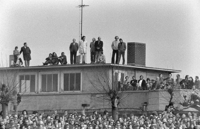 FUSSBALL 1. BUNDESLIGA SAISON 1973 1974 28. Spieltag MSV Duisburg - FC Bayern Muenchen 30.03.1974 Zuschauer stehen auf einem Dach. xxNOxMODELxRELEASExx