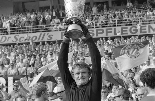FUSSBALL DFB POKAL SAISON 1968 1969 im Frankfurter Waldstadion Finale FC Bayern Muenchen - Schalke 04 14.06.1969 Torhueter Sepp MAIER (FC Bayern) jubelt mit dem Pokal. xxNOxMODELxRELEASExx