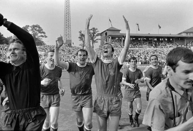 FUSSBALL DFB POKAL SAISON 1968 1969 im Frankfurter Waldstadion Finale FC Bayern München - Schalke 04 14.06.1969 Torwart Sepp MAIER, Hans Georg -Katsche- SCHWARZENBERG, Franz -Bulle- ROTH und Franz BECKENBAUER (v.li.) jubeln auf der Ehrenrunde. xxNOxMODELxRELEASExx