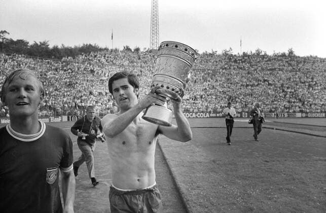 FUSSBALL DFB POKAL SAISON 1968 1969 im Frankfurter Waldstadion Finale FC Bayern Muenchen - Schalke 04 14.06.1969 Gerd MUELLER (FC Bayern) jubelt mit dem Pokal und Helmut Schmidt (li) xxNOxMODELxRELEASExx