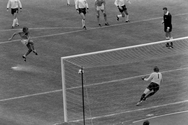 Fussball Weltmeisterschaft 1974 Finale Deutschland - Holland 07.07.1974 Johan NEESKENS (Holland links) gegen Sepp MAIER (Deutschland) xxNOxMODELxRELEASExx