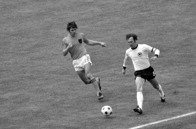 Fussball Weltmeisterschaft 1974 Finale Deutschland - Holland 07.07.1974 Franz BECKENBAUER (Deutschland rechts) gegen Willem VAN HANEGEM (Holland) xxNOxMODELxRELEASExx
